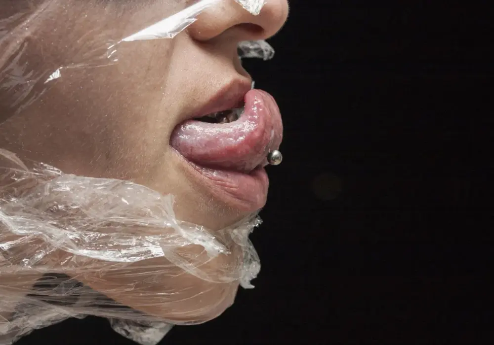 Venom piercing - podwójne przekłucie języka bez mitów