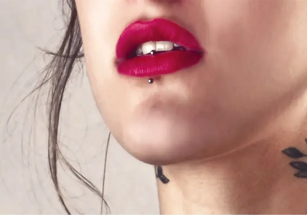 Ashley piercing - jak dbać i uniknąć problemów z zębami?
