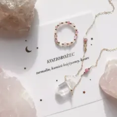 Delikatna biżuteria z turmalinem i kryształem, idealna jako kamień dla Koziorożca. Różowe kamienie i złoty łańcuszek.