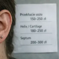 Cennik przekłuć: ucho 150-250 zł, helix 180-250 zł, septum 200-300 zł.