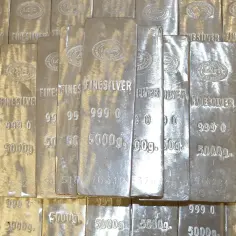 Sztabki srebra 5000g. Zastanawiasz się, ile kosztuje gram srebra w złomie? Sprawdź aktualne ceny!