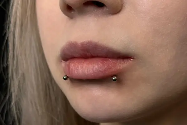 Snake bite piercing - Czy to dla Ciebie? Gojenie i pielęgnacja