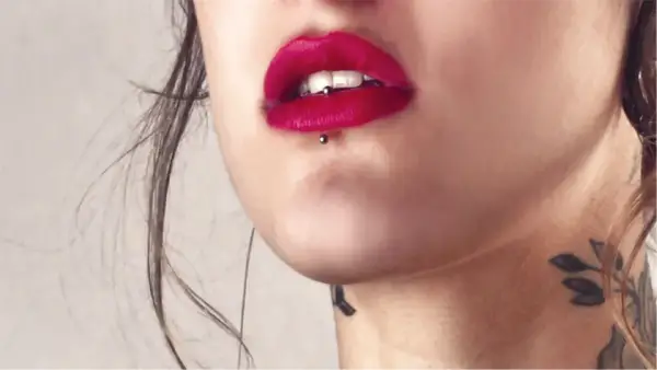 Ashley piercing - jak dbać i uniknąć problemów z zębami?