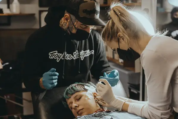 Kurs piercingu - Jak wybrać szkolenie, które naprawdę uczy?